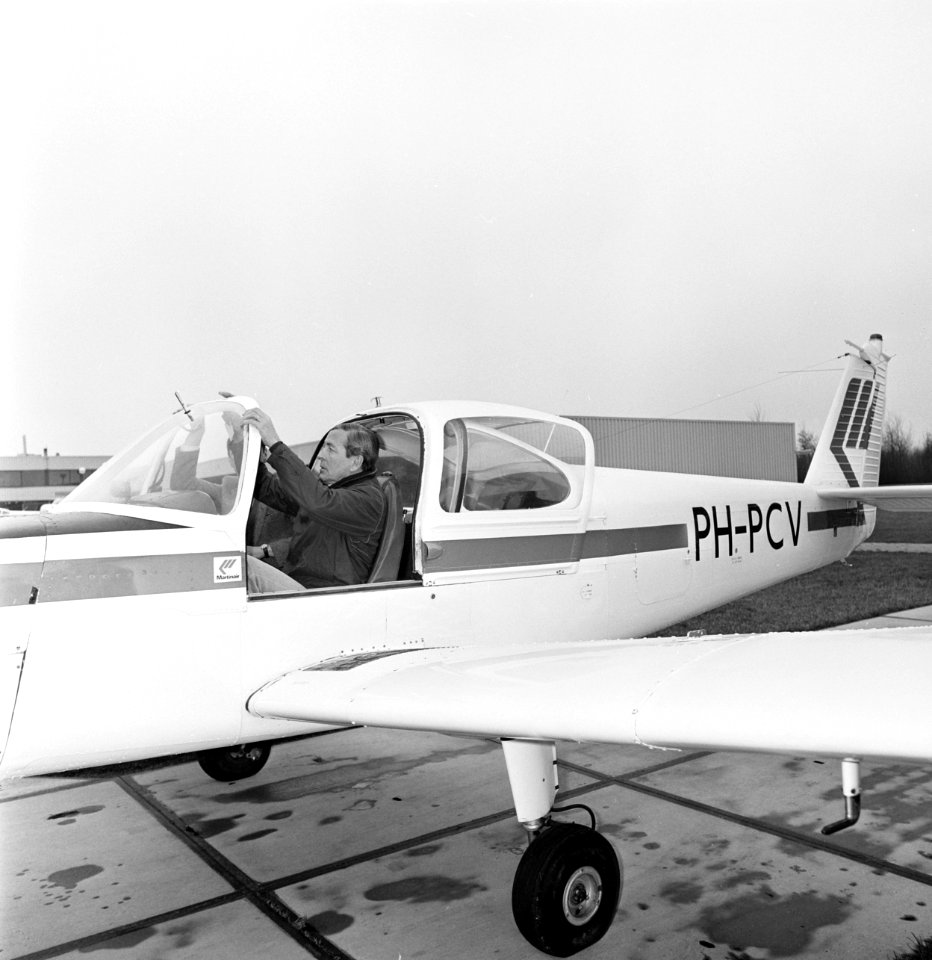 Prins Claus krijgt (8e) vliegles bij Martinair vliegschool, Bestanddeelnr 932-8383