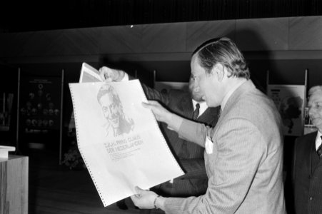 Prins Claus bekijkt een computertekening, Bestanddeelnr 924-4139