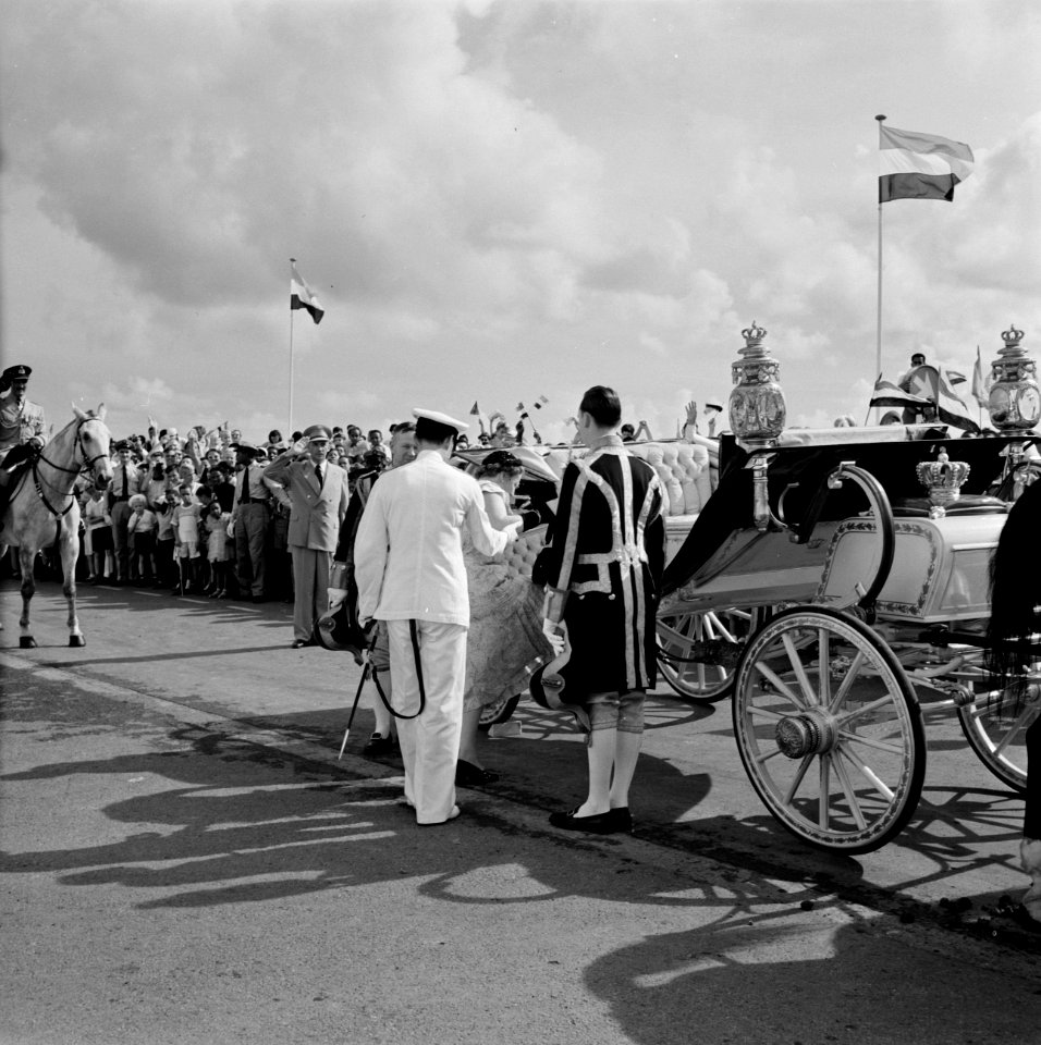 Prins Bernhard stapt in de calèche aan de kade van Willemstad, Bestanddeelnr 252-3586