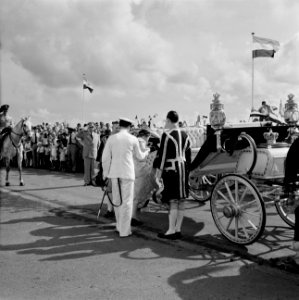 Prins Bernhard stapt in de calèche aan de kade van Willemstad, Bestanddeelnr 252-3586
