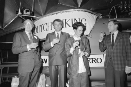 Prins Bernhard verricht doop bemanningscapsule van ballon Dutch Viking Schiphol, Bestanddeelnr 933-6404