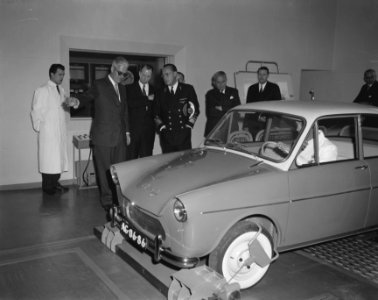 Prins Bernhard stelt laboratorium van de Caltex in gebruik. Prins Bernhard bezic, Bestanddeelnr 910-3387