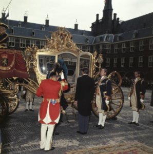 Prins Claus (midden) vertrekt uit de Ridderzaal, Bestanddeelnr 254-8182