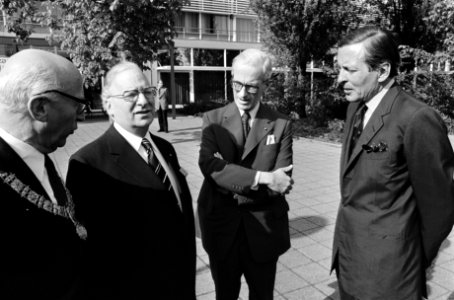 Prins Claus met links naast hem de heer Asscher en geheel links burgemeester Sam, Bestanddeelnr 927-9373 photo