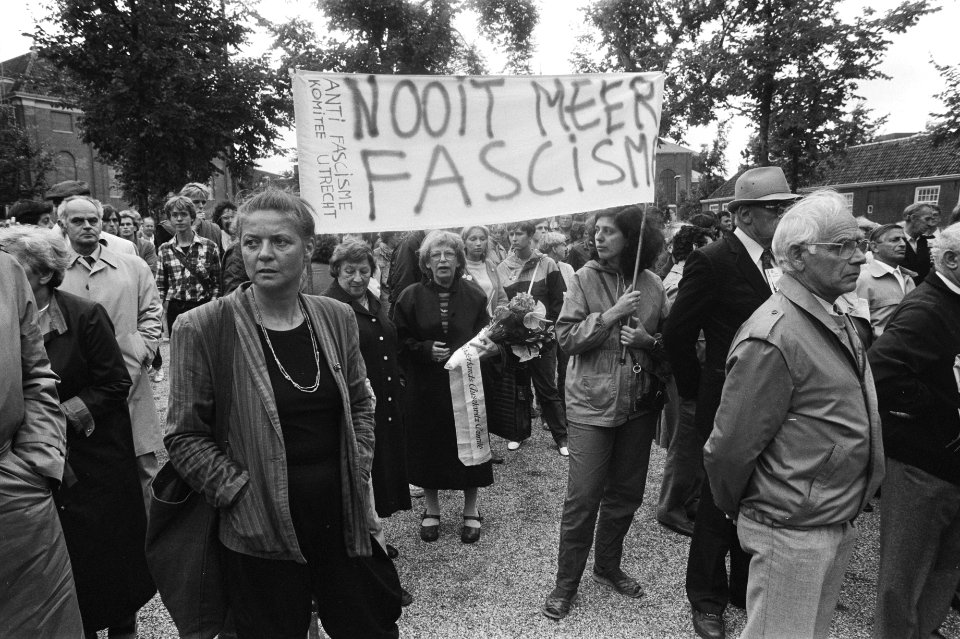 Protest bij de Dokwerker (Amsterdam) tegen de recente anti-semitische akties sp, Bestanddeelnr 932-2896