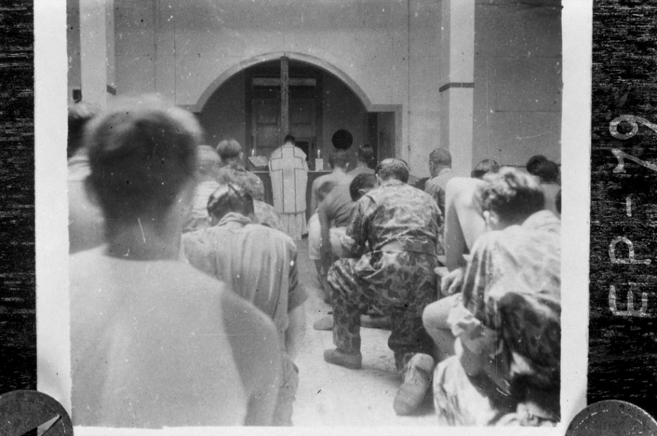 Reproductie “Soldaten in de kerk” voor boek van luitenant Schilling, Bestanddeelnr 11623