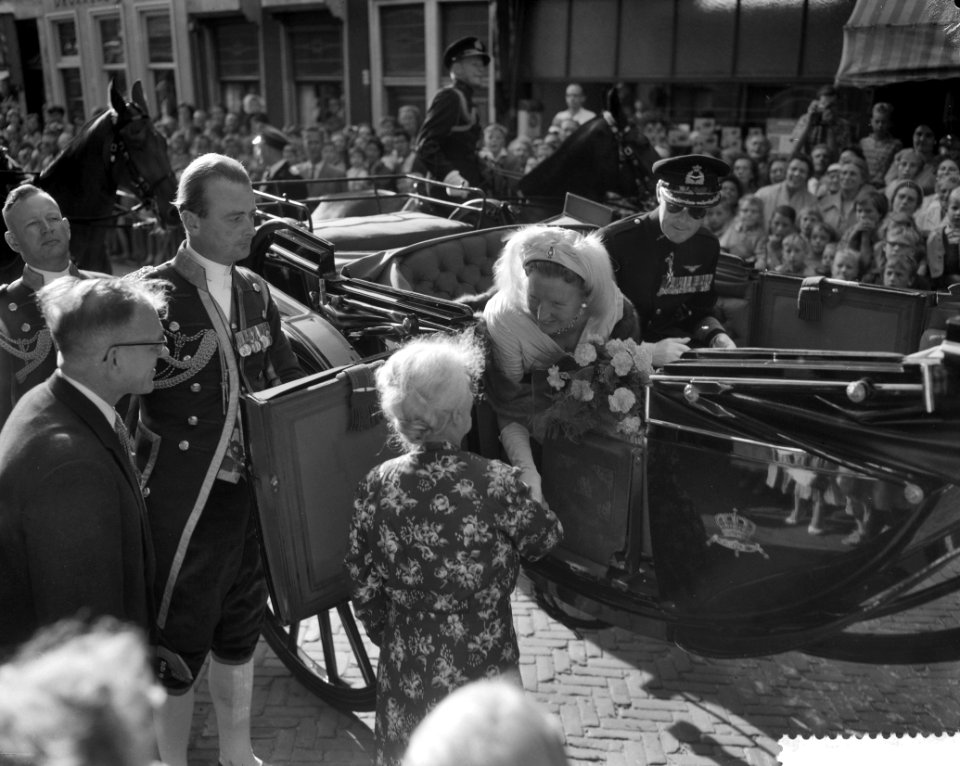 Rijtoer door Den Haag , aanbieden van bloemen, Bestanddeelnr 910-6751