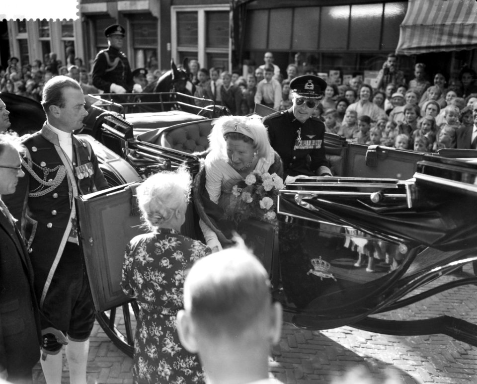 Rijtoer door Den Haag , aanbieden van bloemen, Bestanddeelnr 910-6752