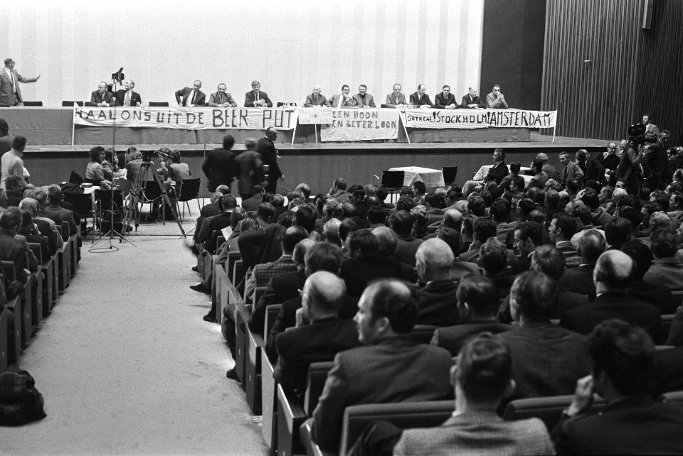Protestvergadering van ongeveer tweeduizend politiemannen in Congresgebouw Den H, Bestanddeelnr 924-0734