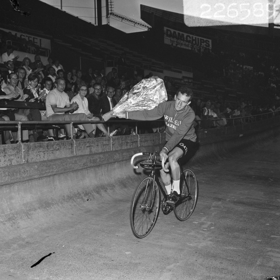 Rini Wagtmans rijdt een ereronde met bloemen vanwege zijn prestaties in de Tour , Bestanddeelnr 922-6589