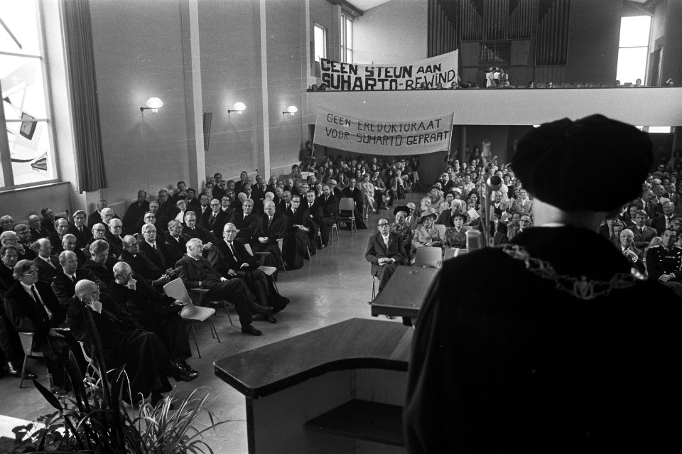 Protesten tegen eredoctoraat voor Indonesische professor tijdens opening Akademi, Bestanddeelnr 925-8561