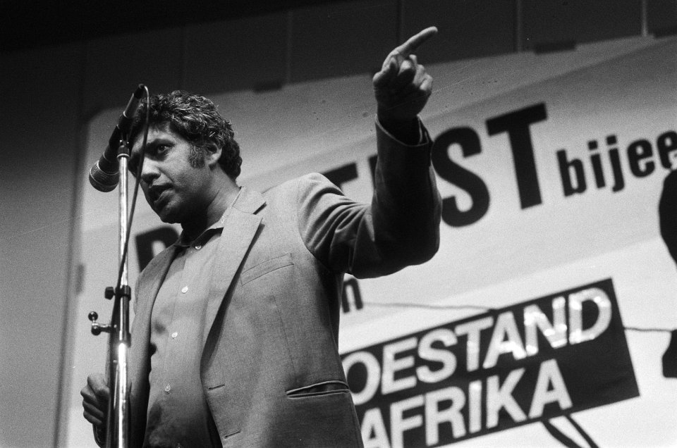 Protestbijeenkomst tegen noodtoestand in Zuid Afrika in Krasnapolsky Essop Paha, Bestanddeelnr 933-4030