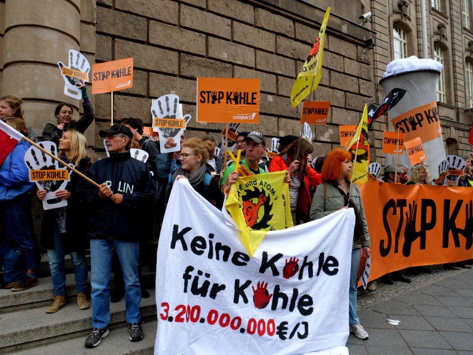 Protest at start of the "Coal Commission" 07
