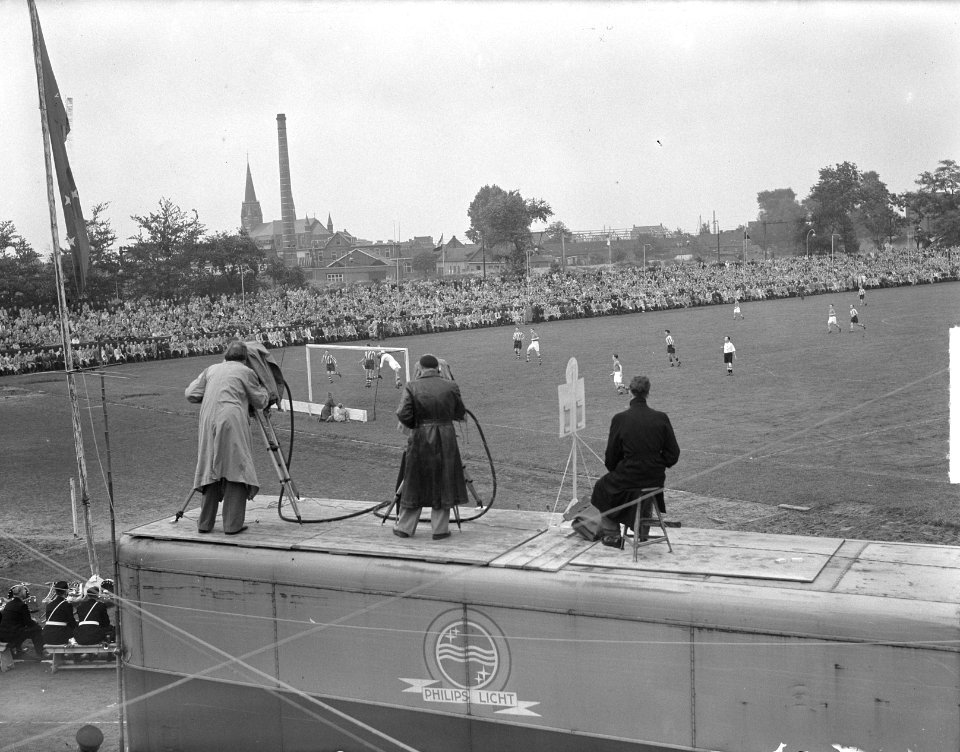 PSV tegen Eindhoven 2-1. Eerste televisie-uitzending van een voetbalwedstrijd, Bestanddeelnr 904-1775