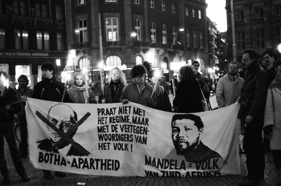 Protest met kaarsen op de Dam in Amsterdam uit solidariteit met de stakende en o, Bestanddeelnr 933-5366