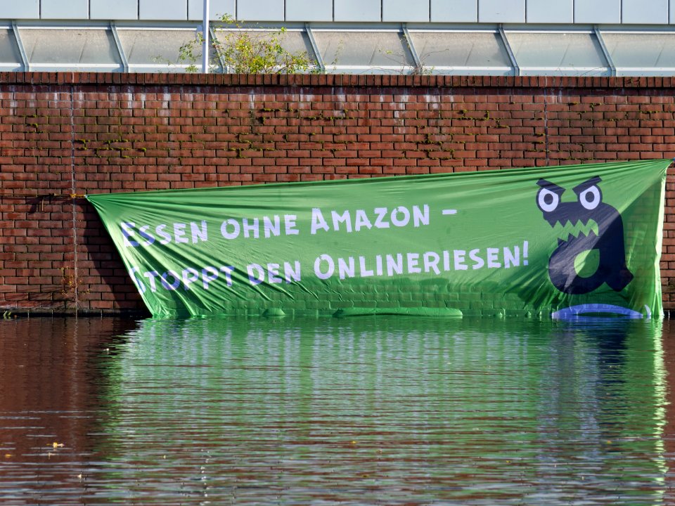 Protest banner in front of Amazon logistics center in Berlin-Tegel 2