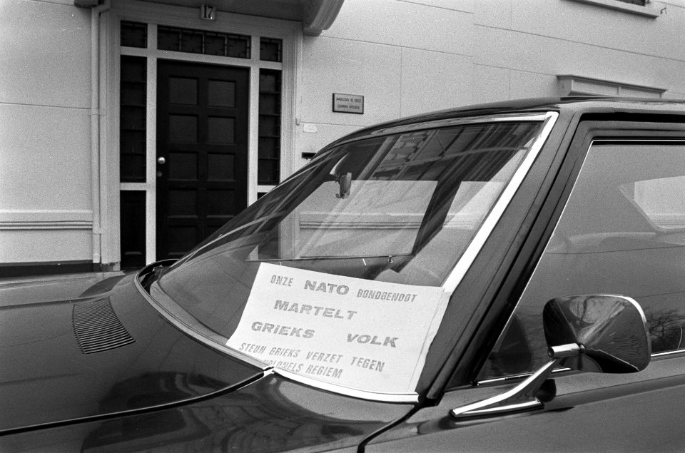 Protesttekst op de ambassadeursauto, Bestanddeelnr 926-8477