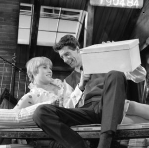 Rudi Carrell TV-show, Rudi en Jenny Arean met kijkdoos, Bestanddeelnr 919-0484