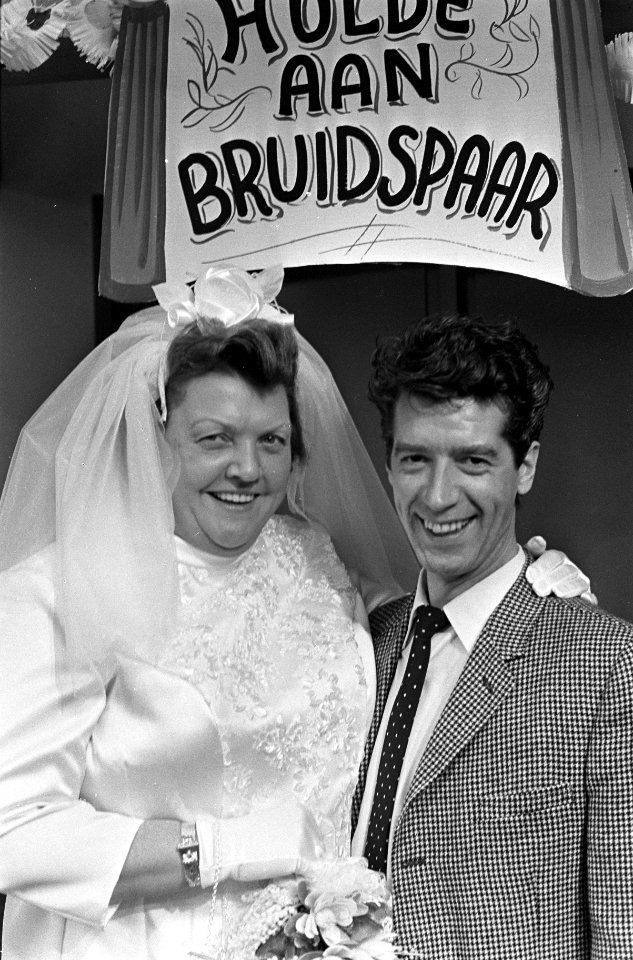Rudi Carrell show. Tante Leen als bruid Rudi, Bestanddeelnr 920-8314