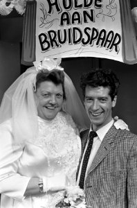 Rudi Carrell show. Tante Leen als bruid Rudi, Bestanddeelnr 920-8314