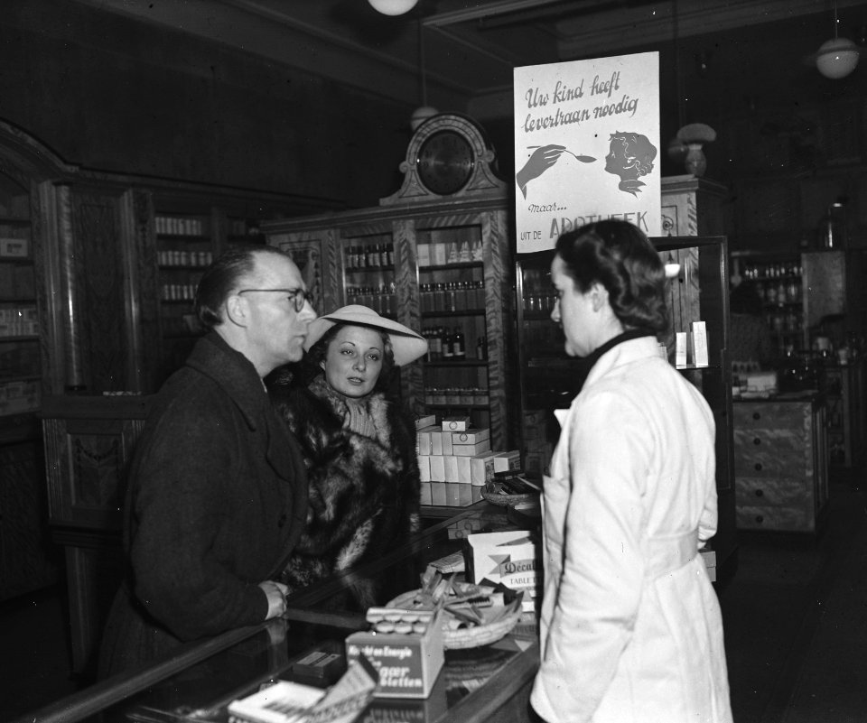 Rina Ketty, zangeres, in een apotheek, Bestanddeelnr 901-4118