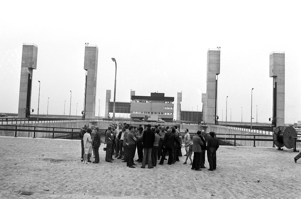 Rijn-Scheldeverbinding gestrande schippers (Nederland) op de nieuwe sluizen, Bestanddeelnr 928-1599