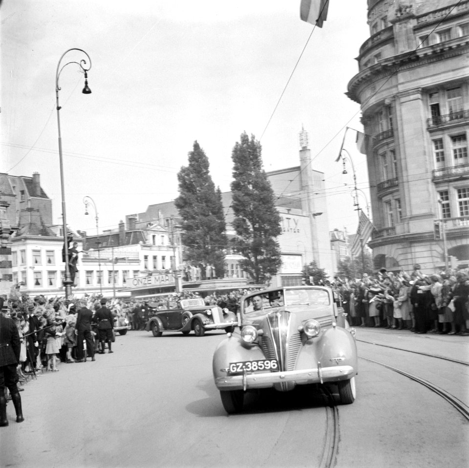 Rijtoer van koningin Wilhelmina door Amsterdam. Leidseplein. Rechts het Hirschg, Bestanddeelnr 900-4570