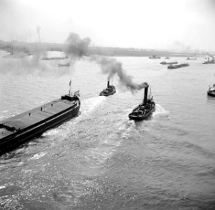 Rijn met schepen gezien vanaf de Friedrich-Eber-Brücke, Bestanddeelnr 254-0995