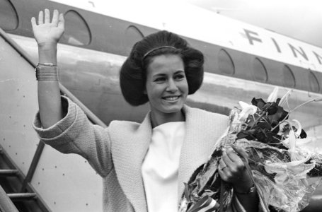 Rina Lodders (Miss Holland Benelux) bij vertrek vanaf Schiphol, Bestanddeelnr 914-1837