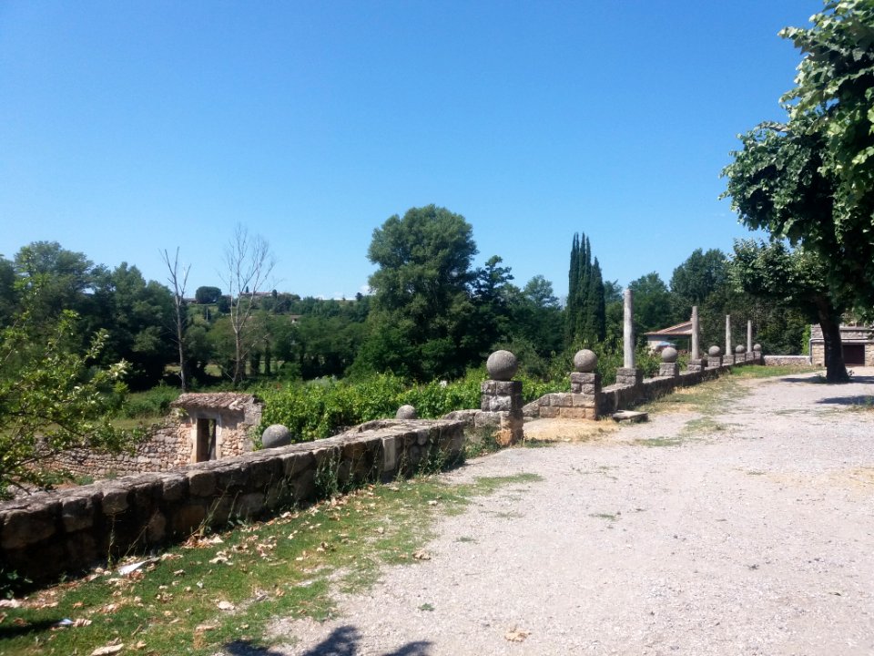Rosières (Ardèche) - Muret devant l'église
