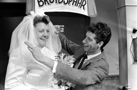 Rudi Carrell show. Tante Leen als bruid Rudi, Bestanddeelnr 920-8315