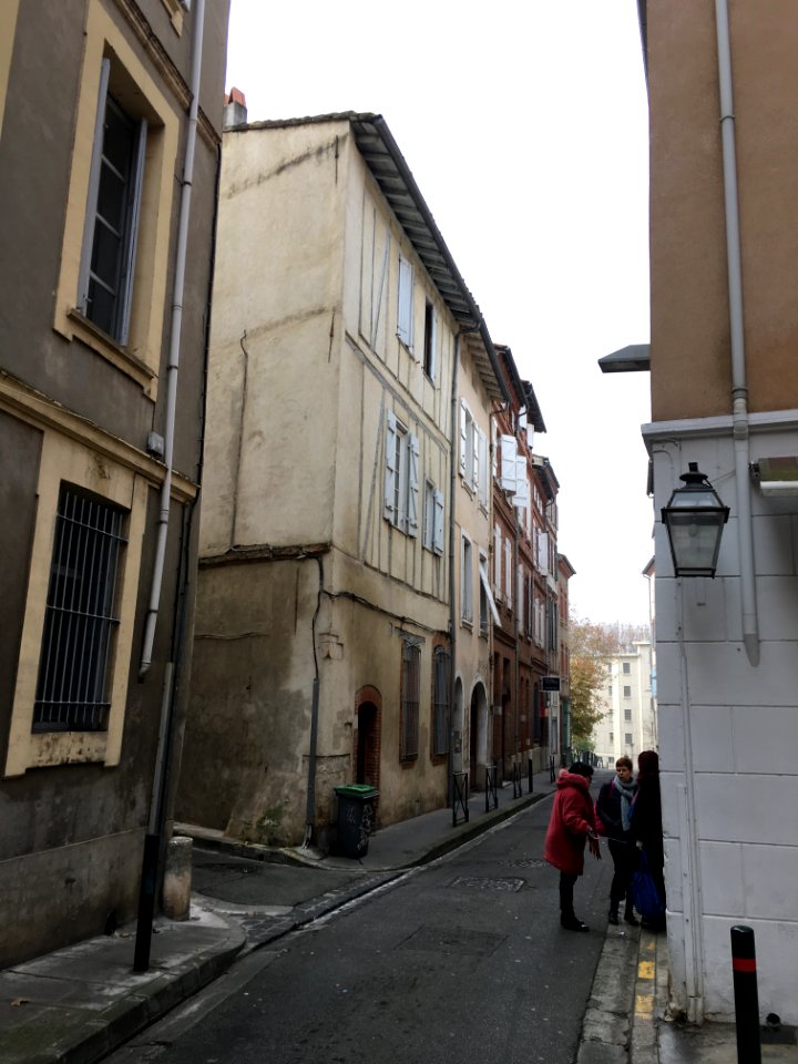 Rue des Moulins angle homme armé - Toulouse 2016-11-26
