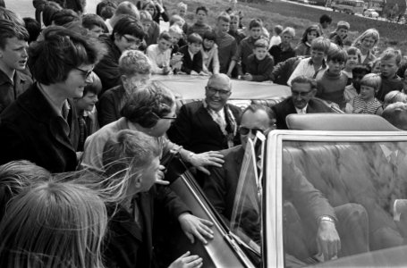 Rijtoer. Achterin burgemeester Cor van der Hooft, Bestanddeelnr 920-4027