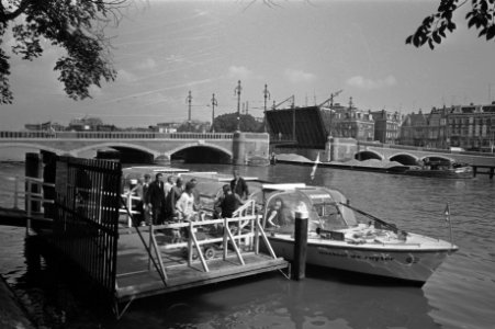 Rij mensen bij veer over Amstel bij Ceintuurbaan Amsterdam, Bestanddeelnr 924-8253