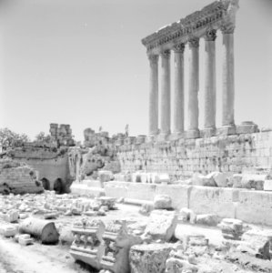 Romeinse zuilengalerij van de Jupiter tempel in Baalbek, Bestanddeelnr 255-6488