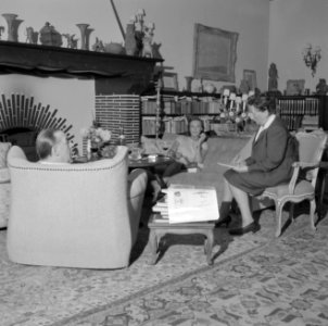 Remarque en zijn echtgenote, Paulette Goddard, bij de open haard in hun woonkame, Bestanddeelnr 254-4740