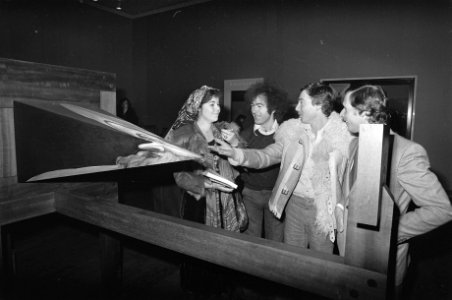 Rijksmuseum ontvangt 100.000 bezoeker Anamorfosen v.l.n.r. mevrouw Kanteman (, Bestanddeelnr 928-3705
