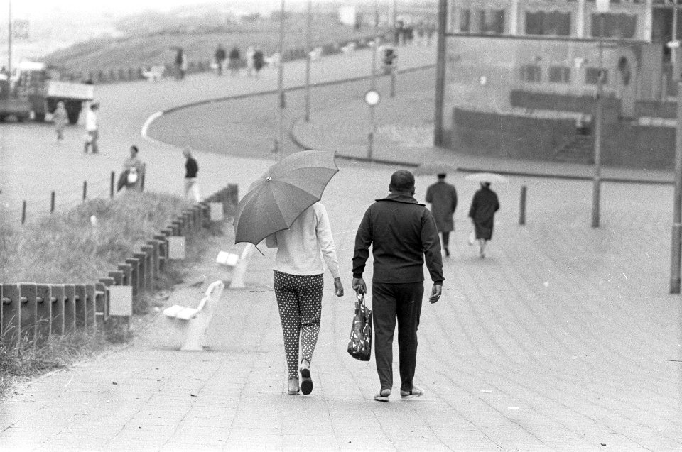 Regen aan de kust Mensen met paraplu en regenjassen, Bestanddeelnr 915-4124
