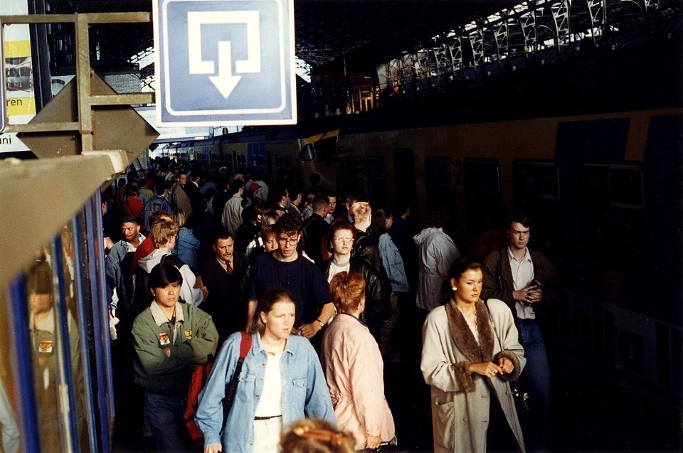 Reizigers als sardientjes in de trein gepropt. 'Japanse toestanden' op het perron in station Haarlem als gevolg van het schrappen van enkele treinen is het in de ochtendspits een stuk drukker in de tr