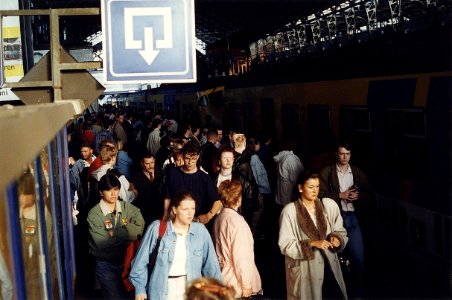 Reizigers als sardientjes in de trein gepropt. 'Japanse toestanden' op het perron in station Haarlem als gevolg van het schrappen van enkele treinen is het in de ochtendspits een stuk drukker in de tr