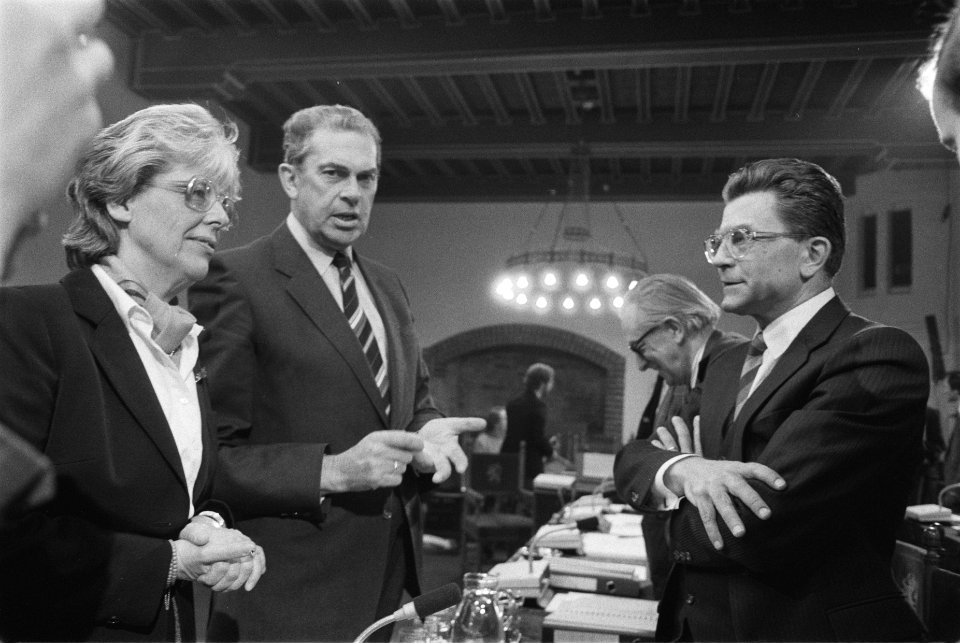 RSV-enquetecommissie v.l.n.r. mevrouw Rempt, Biesheuvel, Van Dijk, Bestanddeelnr 932-9023