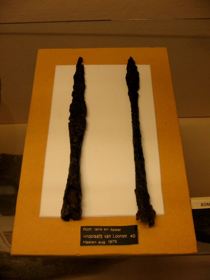 Romeinse lans en speer in het Leudalmuseum, Haelen 001
