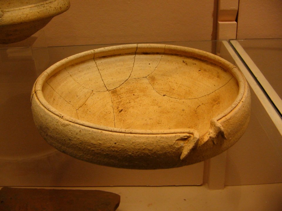 Romeinse wrijfschaal in het Leudalmuseum, Haelen 001