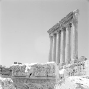 Romeinse zuilengalerij van de Jupiter tempel in Baalbek, Bestanddeelnr 255-6485