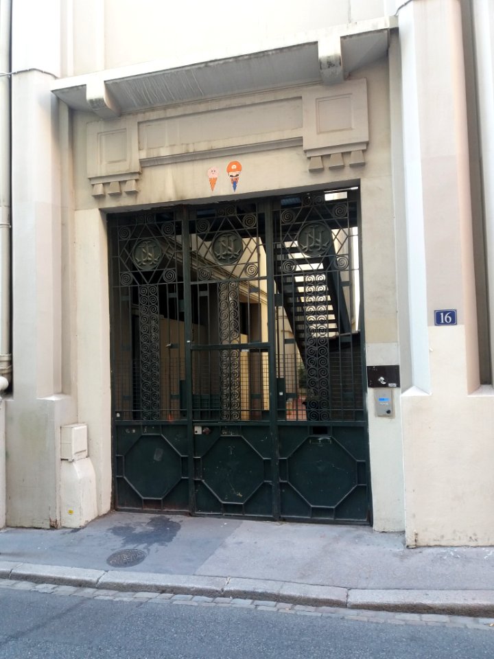 Rue François Dauphin - Portail au numéro 16