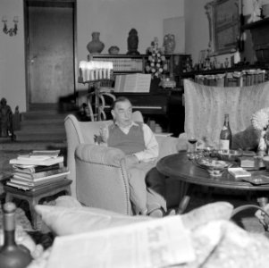 Remarque in gesprek, zittende in een armstoel in zijn woonkamer in de villa in P, Bestanddeelnr 254-4729