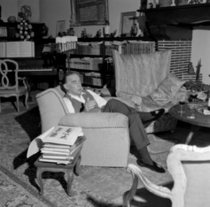 Remarque in gesprek, zittende in een armstoel in zijn woonkamer in de villa in P, Bestanddeelnr 254-4728