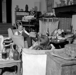 Remarque en zijn echtgenote, Paulette Goddard, bij de open haard in hun woonkame, Bestanddeelnr 254-4743