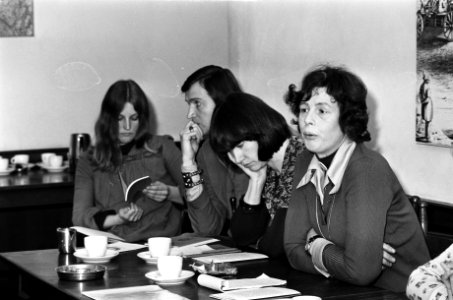 Rooie vrouwen prestenteren boekje in Den Haag v.l.n.r. (onbekend), (onbekend),, Bestanddeelnr 927-8130