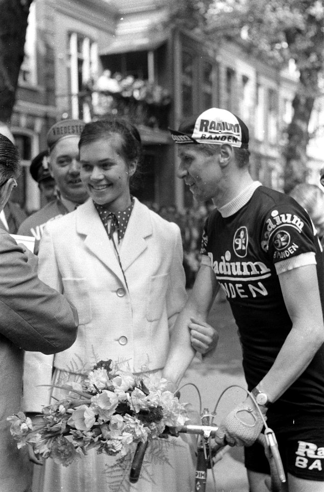 Ronde van Nederland 1960 Finish tweede etappe Heerenveen Assen, Peter Post, win, Bestanddeelnr 911-2420